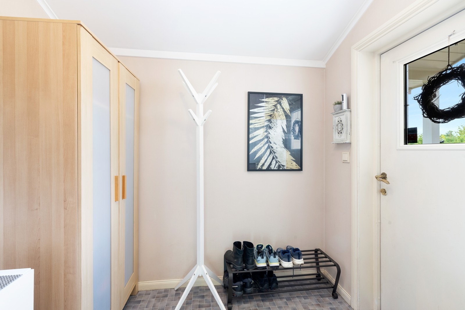 Romslig entré med god plass til yttertøy og sko. Galleribilde