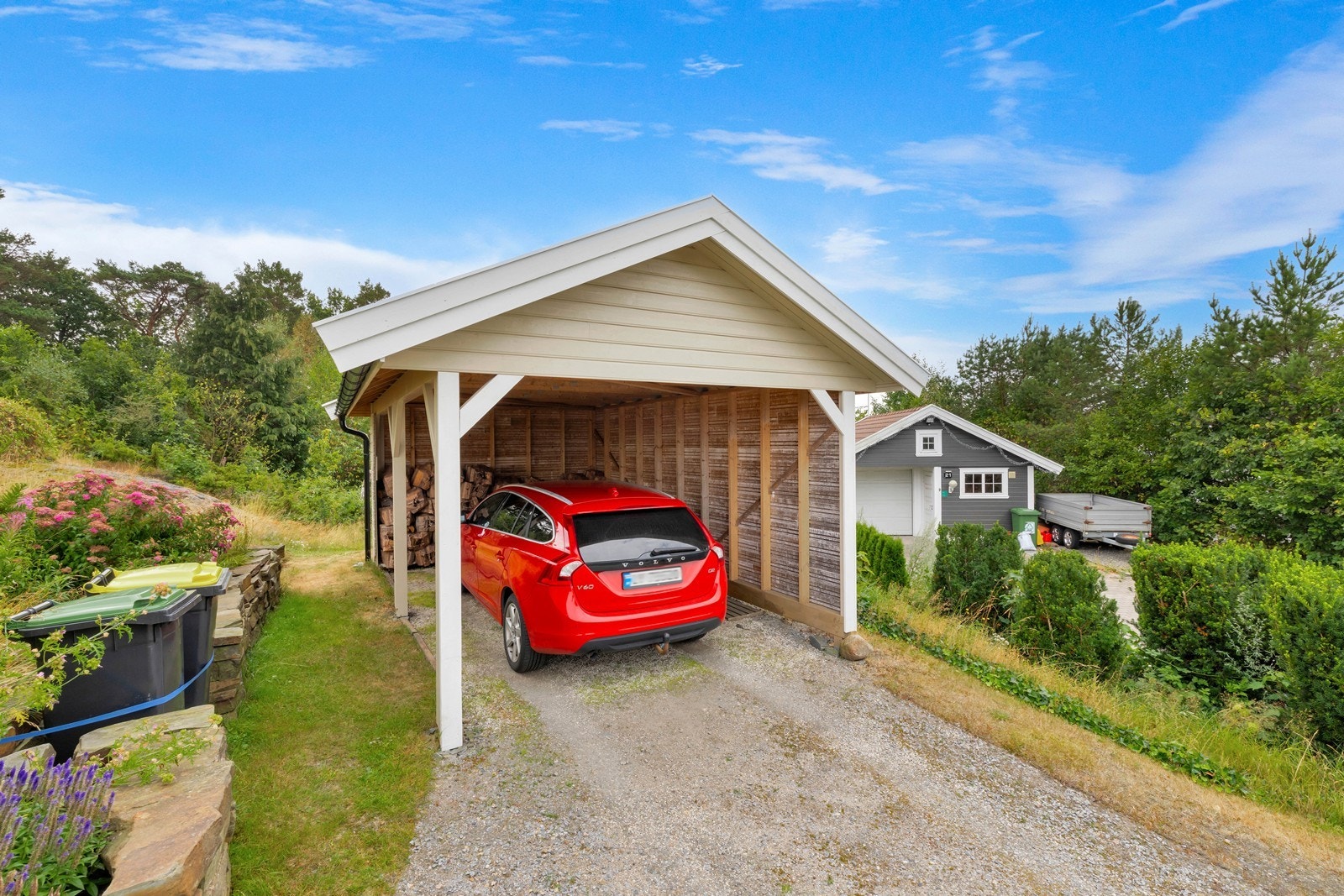 Carport med elbil lader som gir gode parkeringsmuligheter under tak. Parkering på tomta. Galleribilde