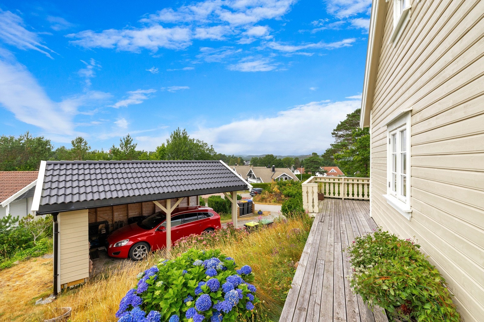 Carport med elbil lader. Galleribilde