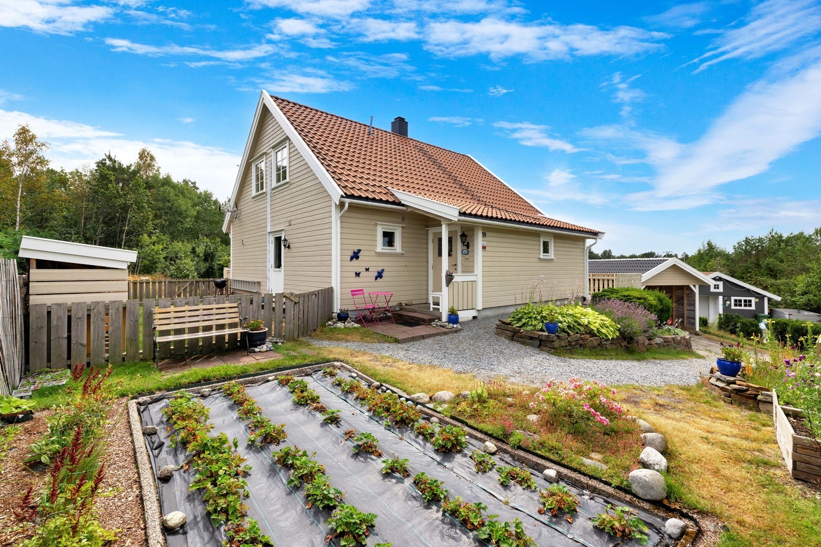 Selger har opparbeidet både kjøkkenhage og jordbæråker på tomten. Galleribilde