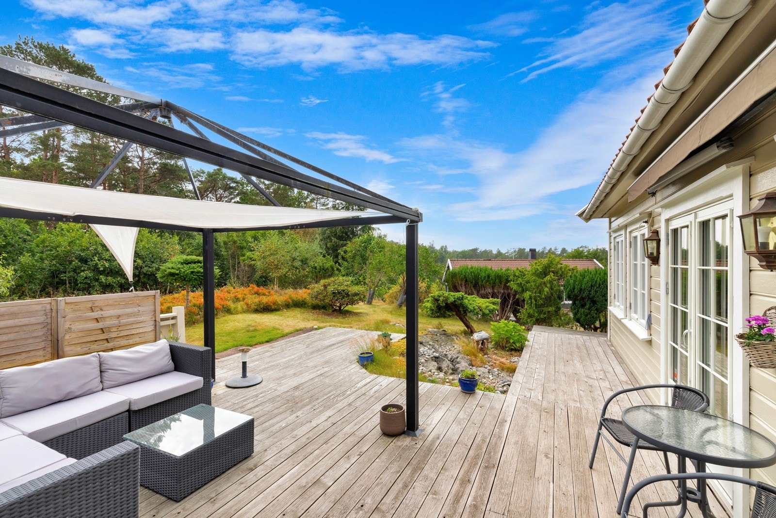 Her kan du ta med måltidene ut på fine sommerdager. Galleribilde