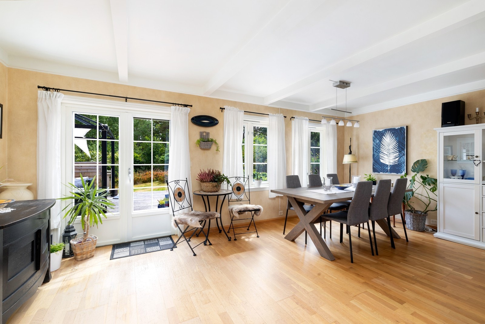 Fra stuen er det utgang gjennom doble terrassedører til markterrasse og hage. Galleribilde