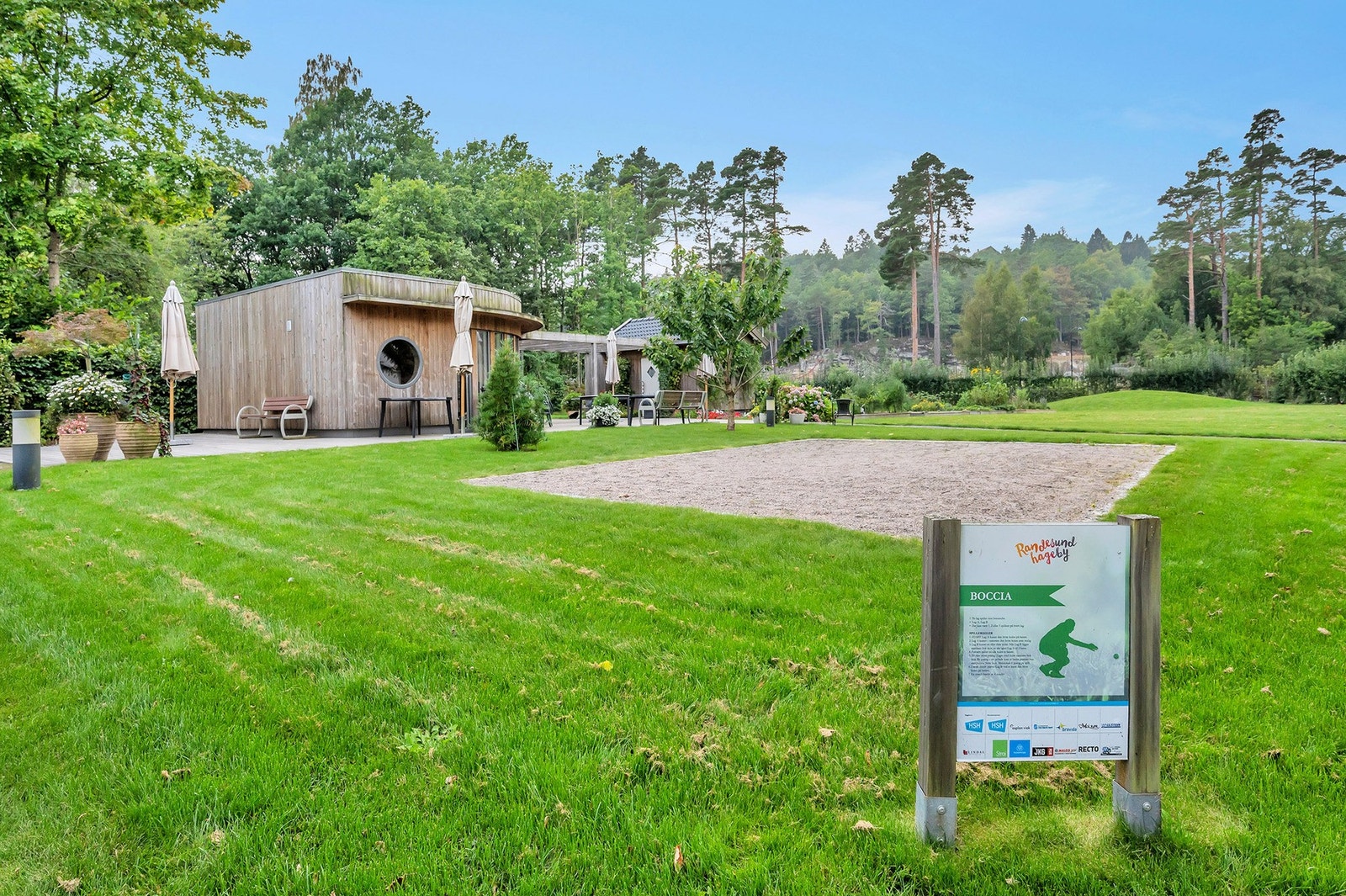 Det finnes blant annet Boccia, badminton, volleyball og minigolfbane. Galleribilde