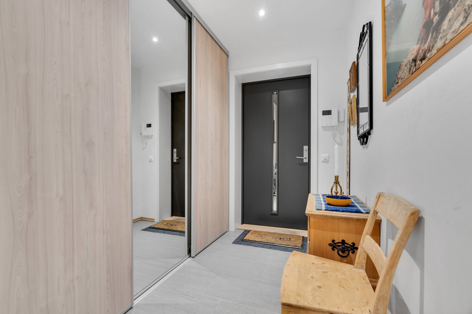 Leiligheten har en praktisk gang med en stor skyvedørsgarderobe. Galleribilde