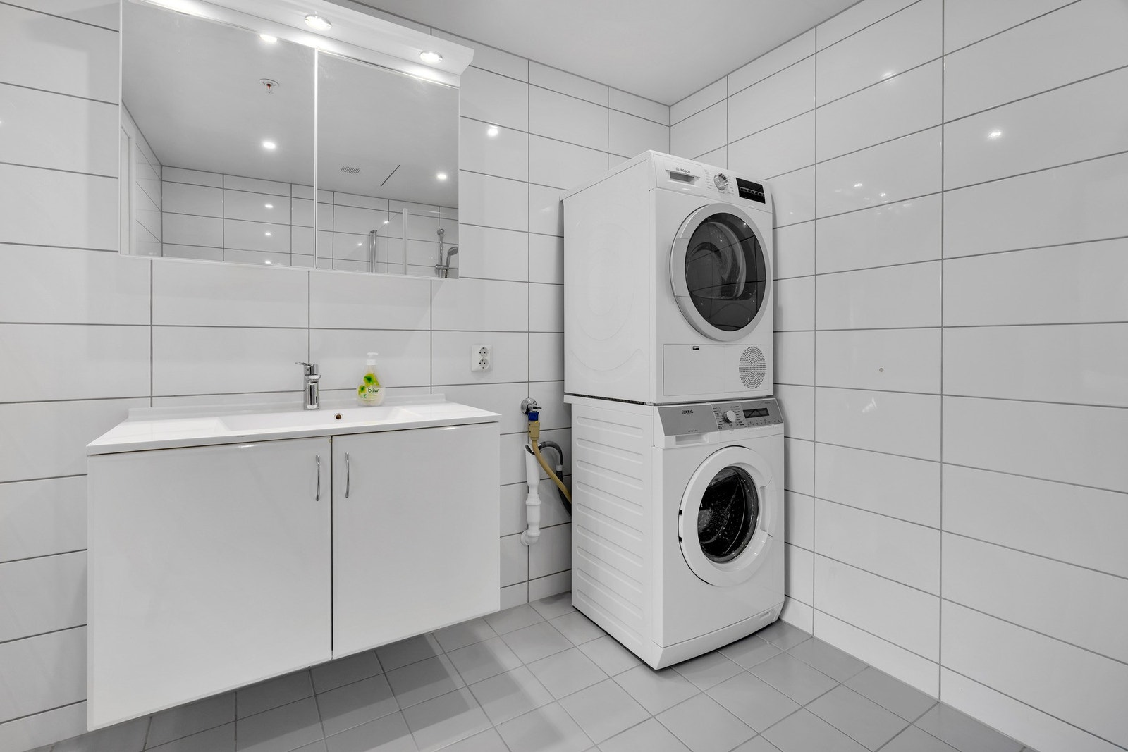 Det største badet har direkte adkomst fra hovedsoverommet. Galleribilde