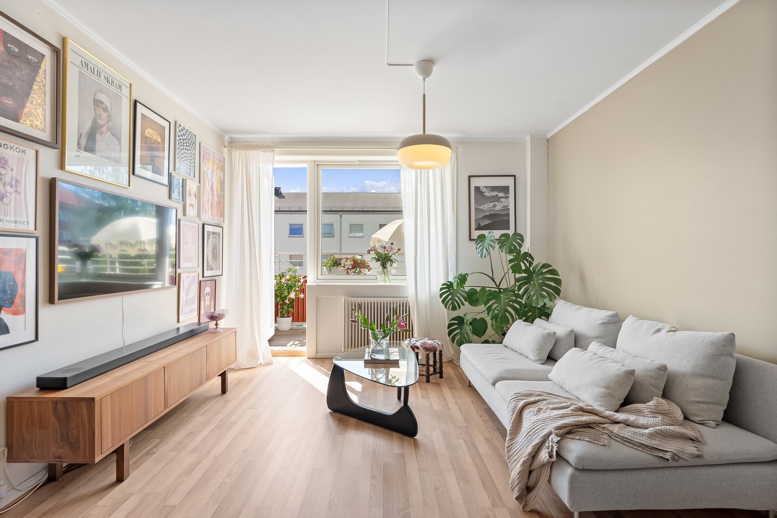 I stuen er det plass til både sofagruppe, tv-møblement og spiseplass. Galleribilde