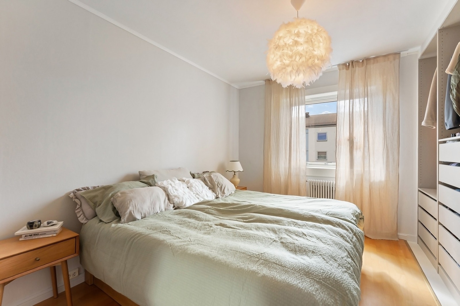 Praktiske oppbevaringsmuligheter i innebygget PAX-garderobe fra 2024. Galleribilde