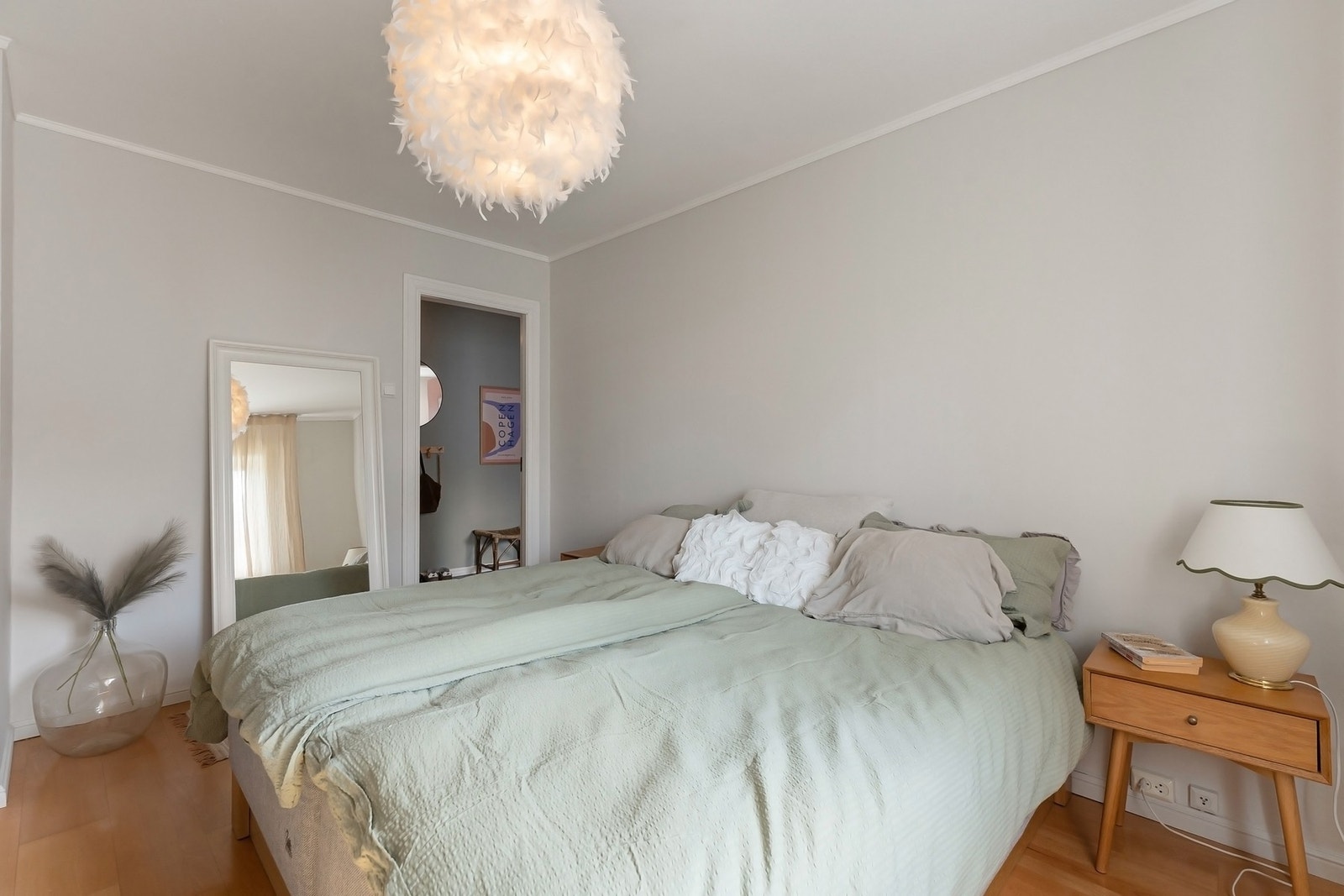 Rommet har store vindusflater som slipper inn rikelig med naturlig dagslys. Galleribilde