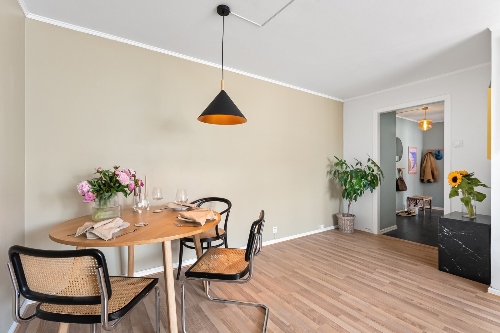 Fra stuen er det adkomst gang med de øvrige rommene Galleribilde