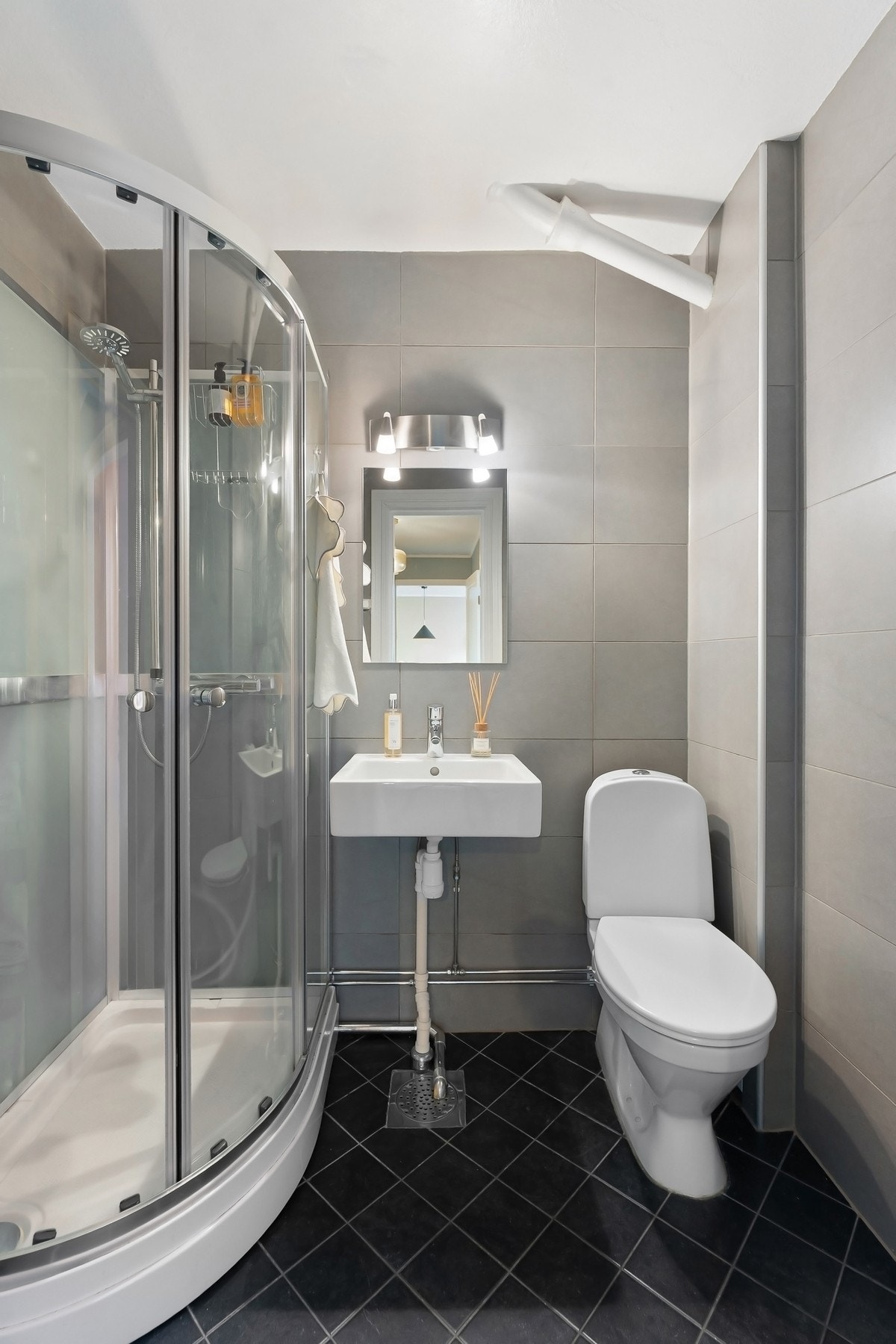 Det er opplegg for vaskemaskin på badet i leiligheten. Sameiet har også fellesvaskeri i kjelleren. Galleribilde