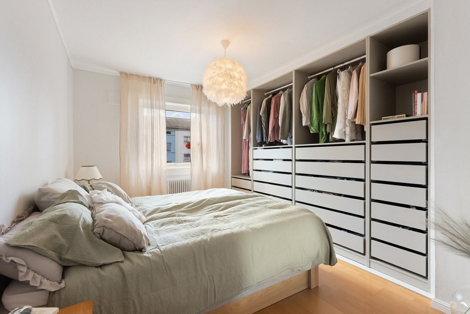 Leiligheten har et lyst og innbydende soverom med gode møbleringsmuligheter. Galleribilde