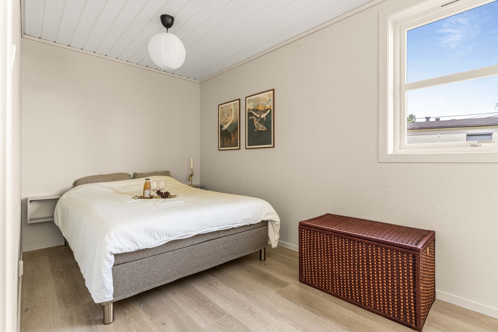 Soverom i underetasje med plass til dobbeltseng og øvrig møblement. (Ikke en del av hybel) Galleribilde
