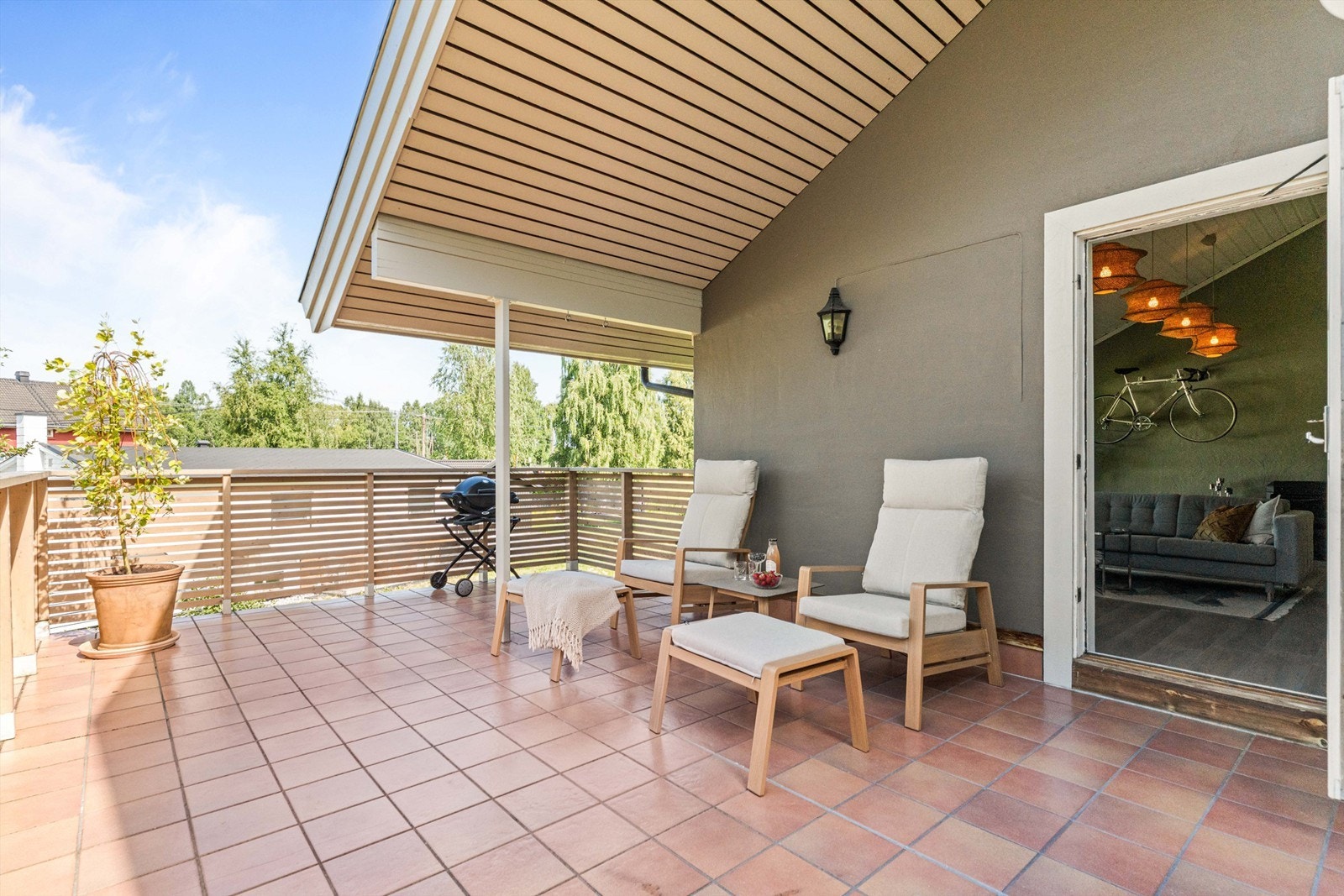 Verandaen er på hele 33m² har god plass til både sittegruppe og grill. Galleribilde