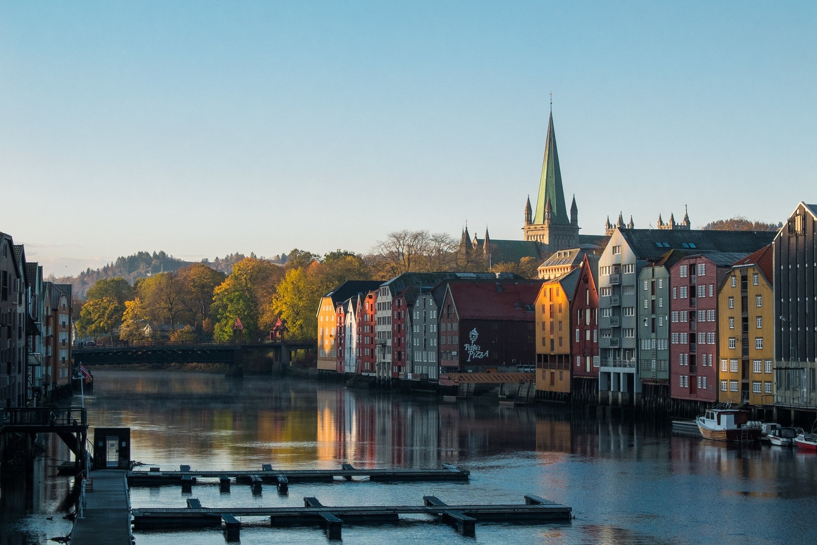 Med ca. 10 minutters gangavstand i retning av Trondheim sentrum finner man ærverdige Bakklandet med sine fredelige gater, sjarmerende små kaféer og kvalitetsrike restauranter. Galleribilde