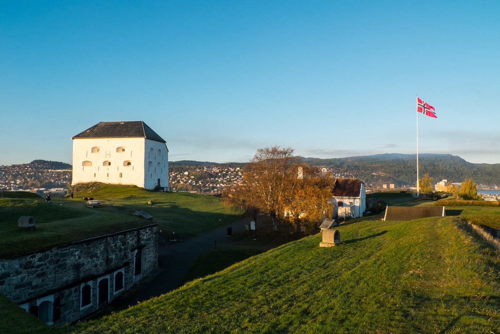 Kristiansten festning og festningens flotte parkområder ligger ca. 1 km fra leiligheten og er en populær sommerdestinasjon i Trondheim. Galleribilde