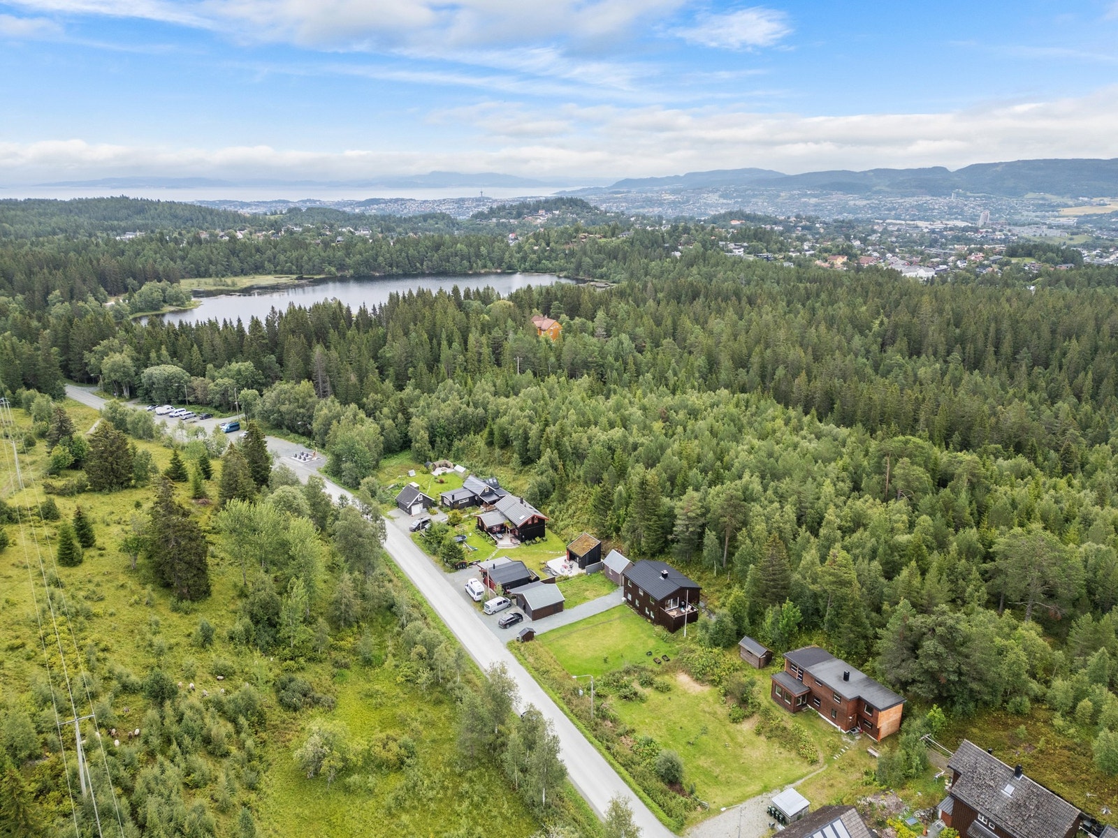 Fra nærliggende trikkeholdeplass tar du deg til Trondheim sentrum på ca. 20 minutter. Galleribilde