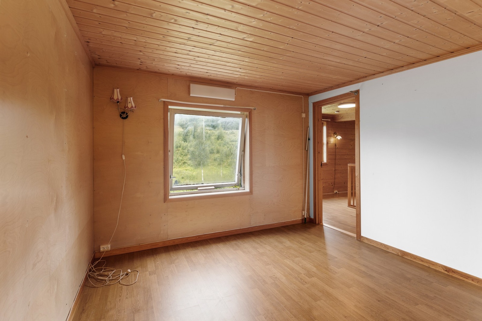 I 2. etasje er det tre soverom og bad. Soverom på 11,8 kvm. Galleribilde