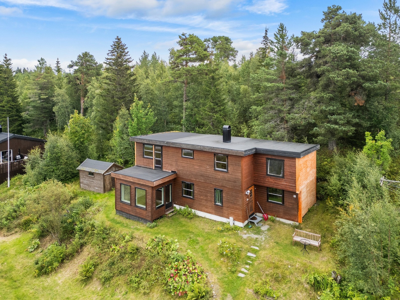 I Solemsvegen har du Bymarka i hagen, Lianvannet like bort i vegen og kort vei til trikken som tar deg til sentrum på ca. 20 minutter. Galleribilde