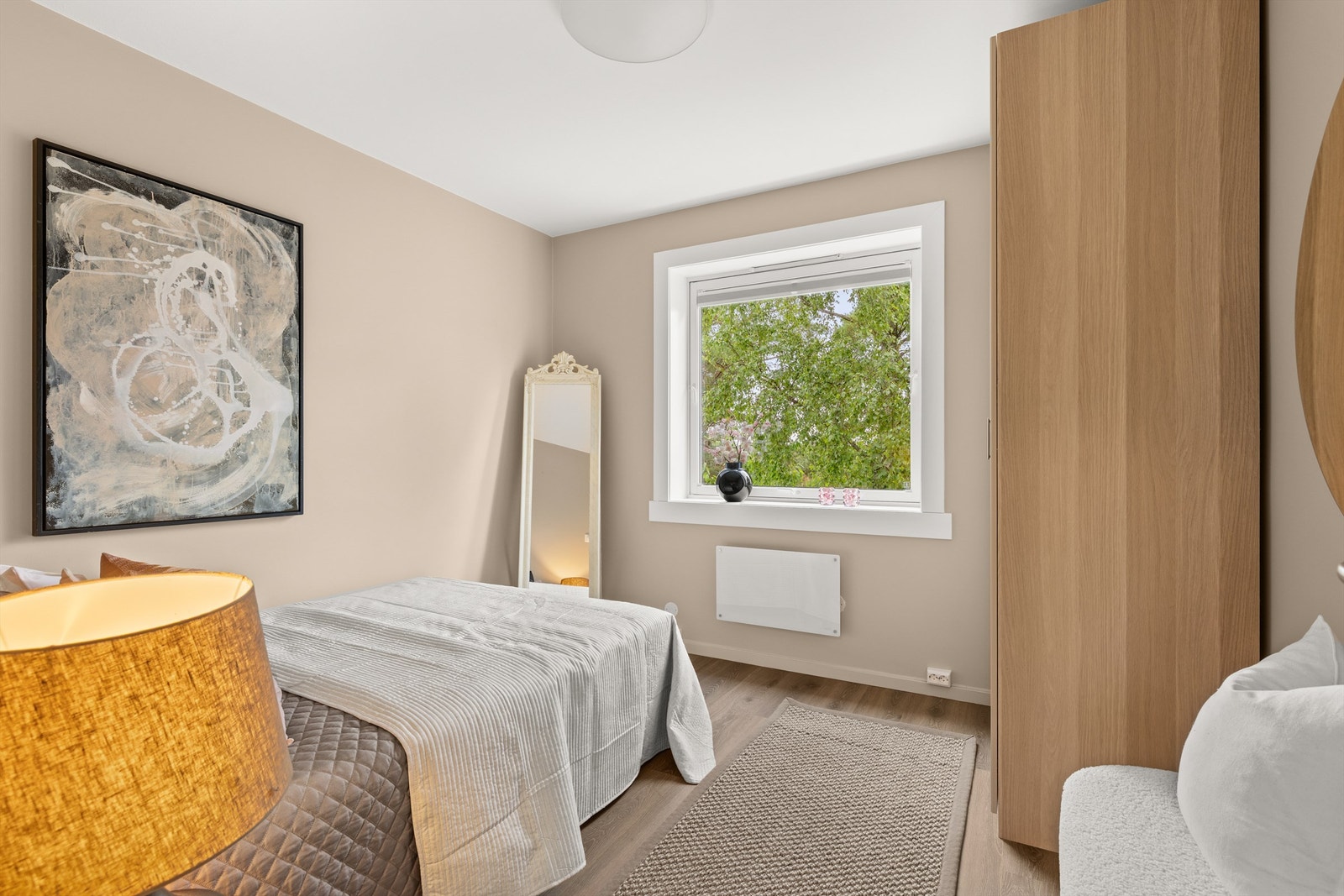 Det andre soverommet ligger med inngang fra entreen og egner seg godt som barnerom, gjesterom eller kontor. Galleribilde