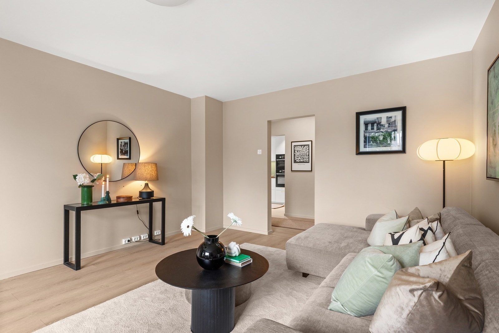 Stuen er romslig og har plass til en stor sofagruppe. Galleribilde