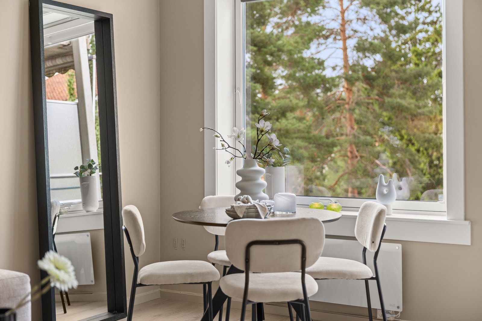 Velkommen til Glimmerveien 3, en tiltalende og flott beliggende 3-roms med kjøkken fra 2021 og bad fra 2019. Solrik balkong, sentralt og med 3 boder.
Foto: John Løvås Galleribilde