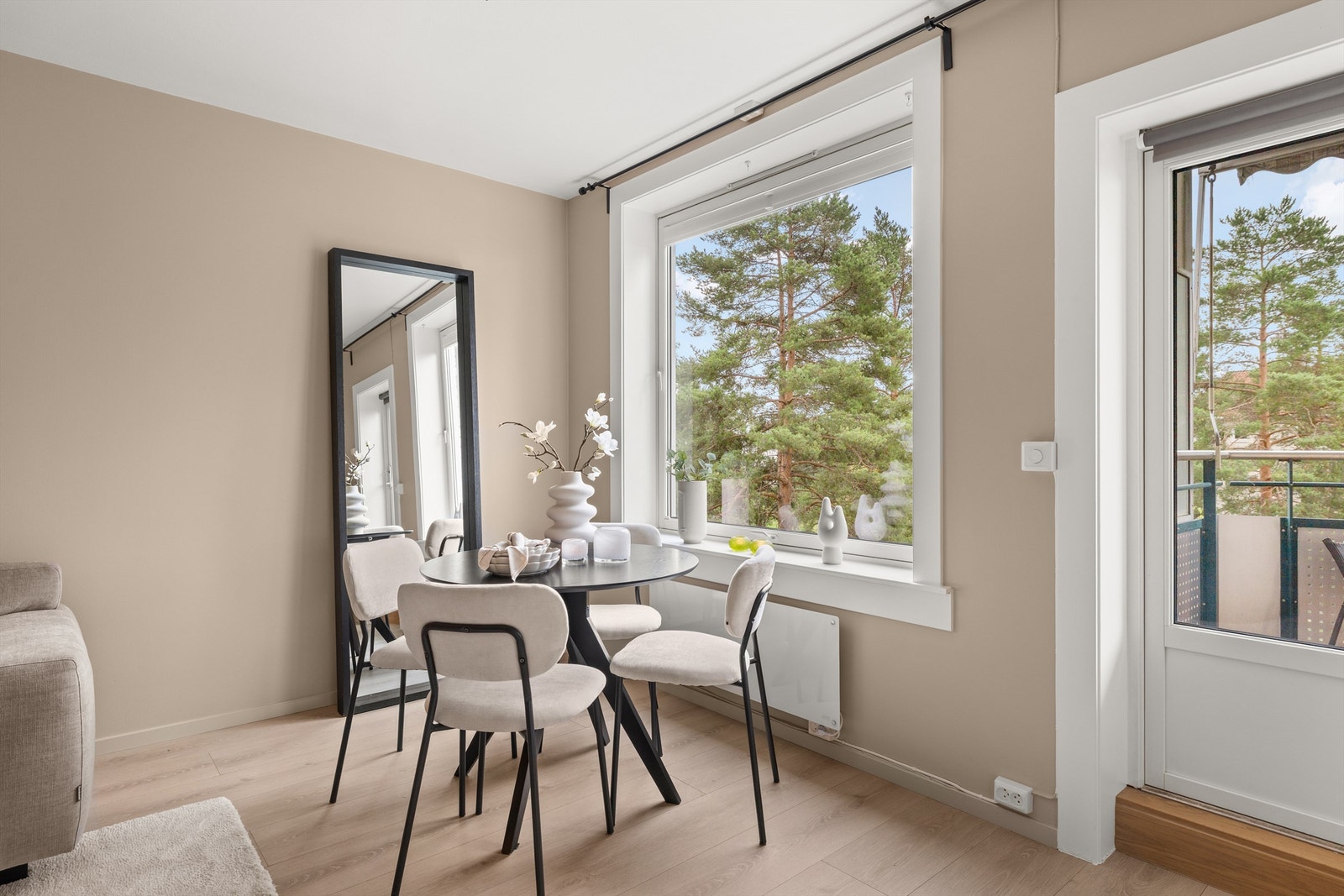 Fra spiseplassen er det hyggelig utsyn mot grønne fellesarealer. Galleribilde