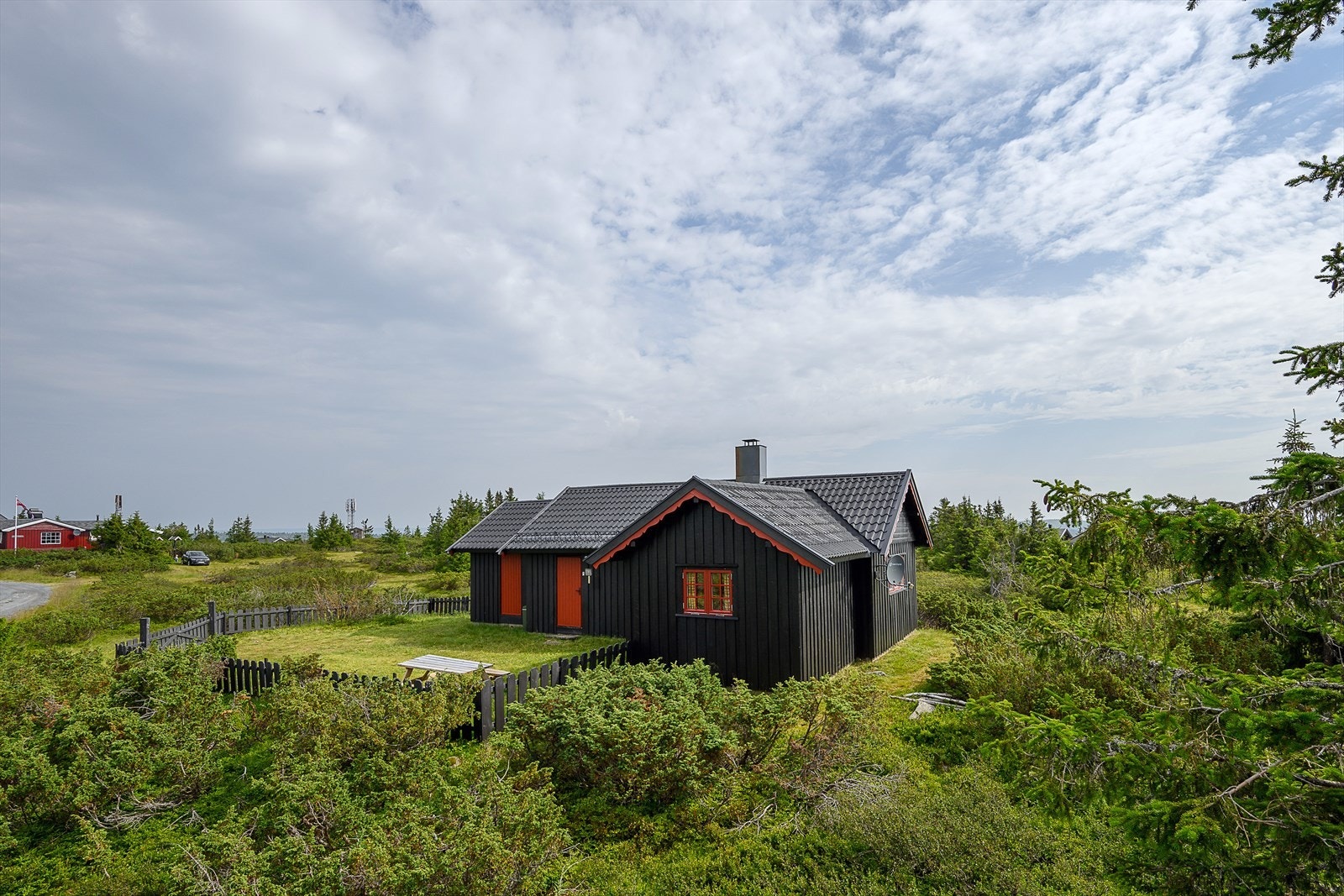 Hytta ligger forholdsvis usjenert til i populære omgivelser på Storåsen. Galleribilde