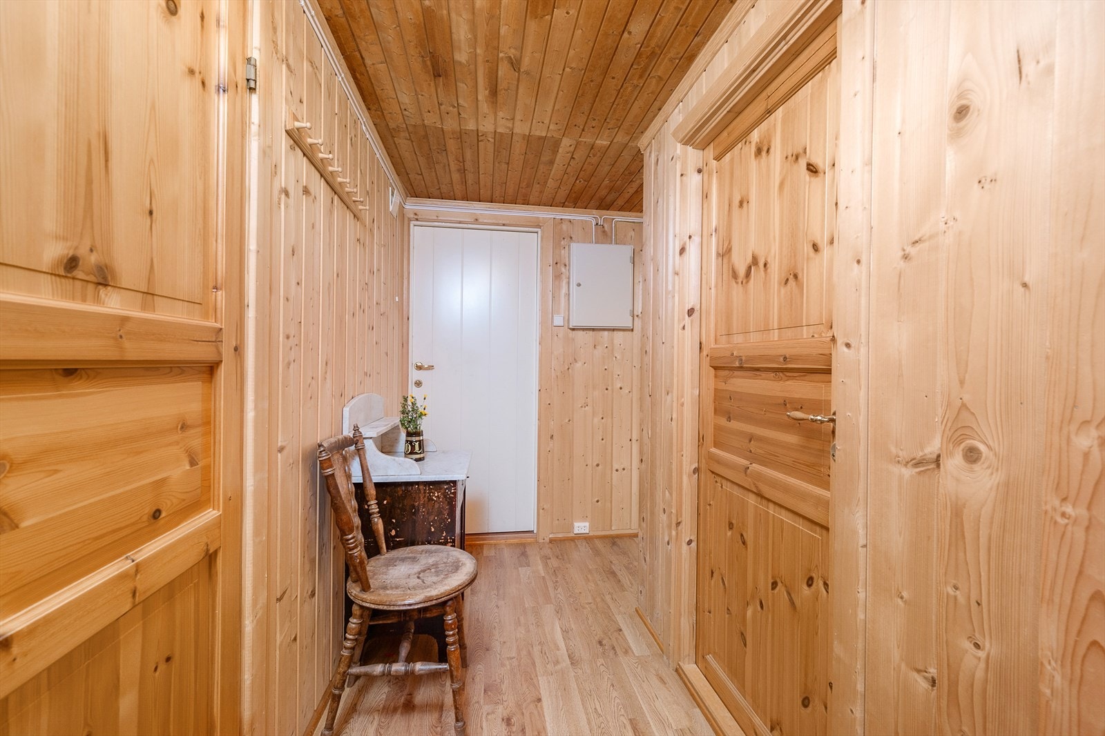Entréen med panelte tak og vegger. Herfra er det adkomst inn i hyttas kjøkken og oppholdsrom samt til bad og wc. Galleribilde