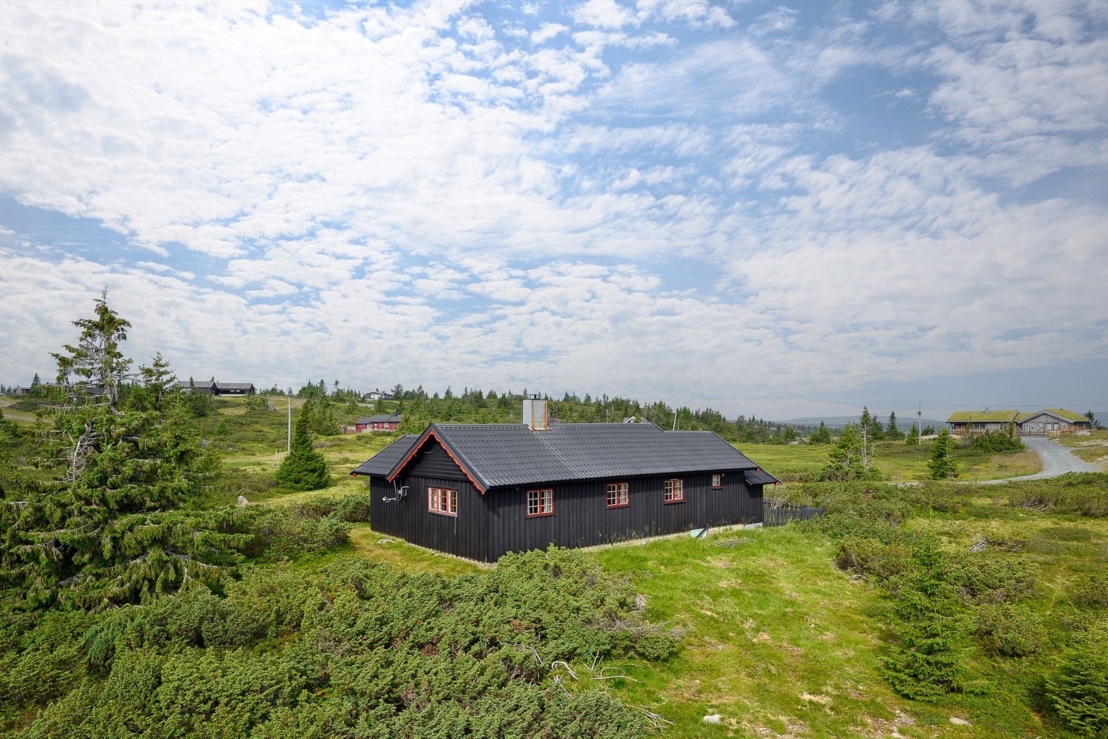 Eiendommen ligger fritt og åpent i terrenget. Galleribilde