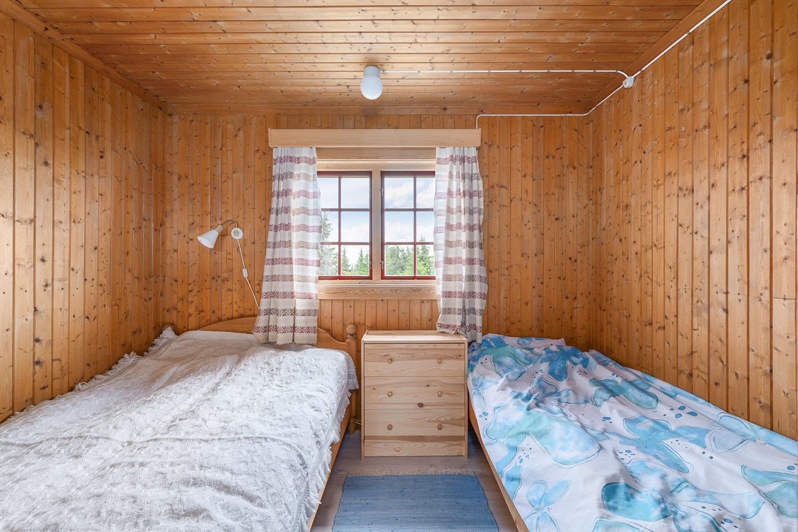 Det andre soverommet er innredet med dobbeltseng og en enkeltseng. Galleribilde