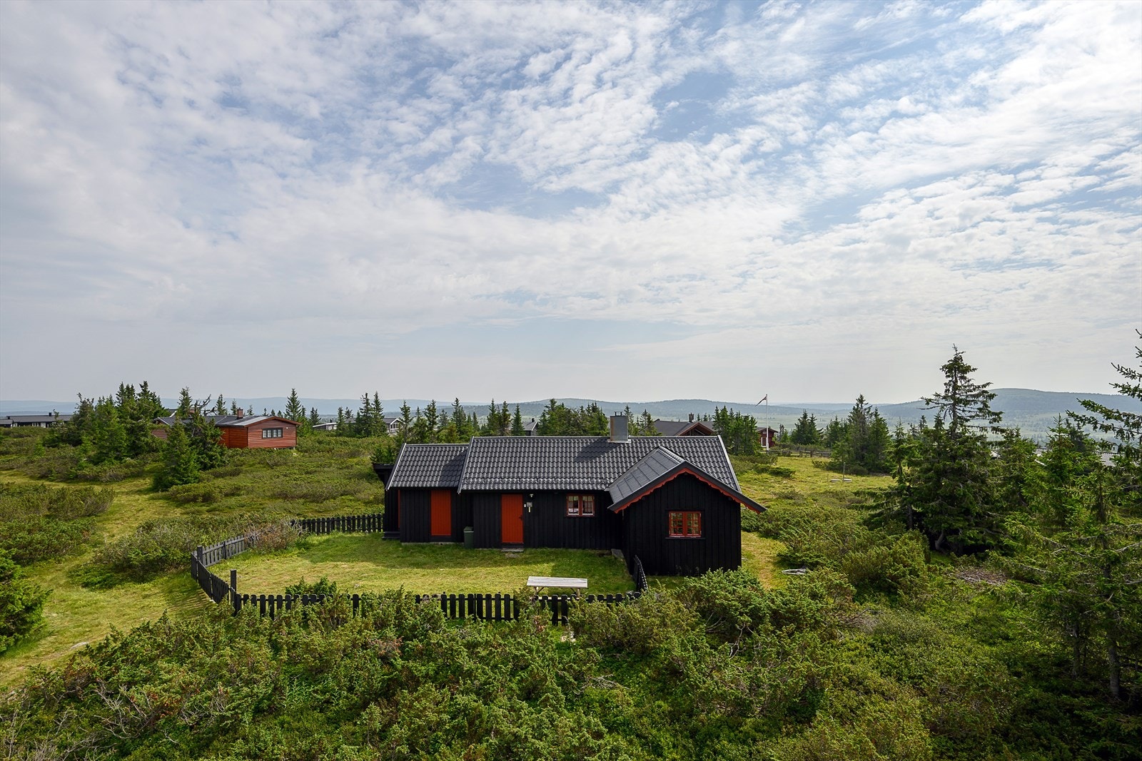 Eiendommen ligger på 930 meters høyde, med nærmeste skiløype rett i nærheten av hytta. Barnevennlig område og ypperlig for en aktiv familie. Galleribilde