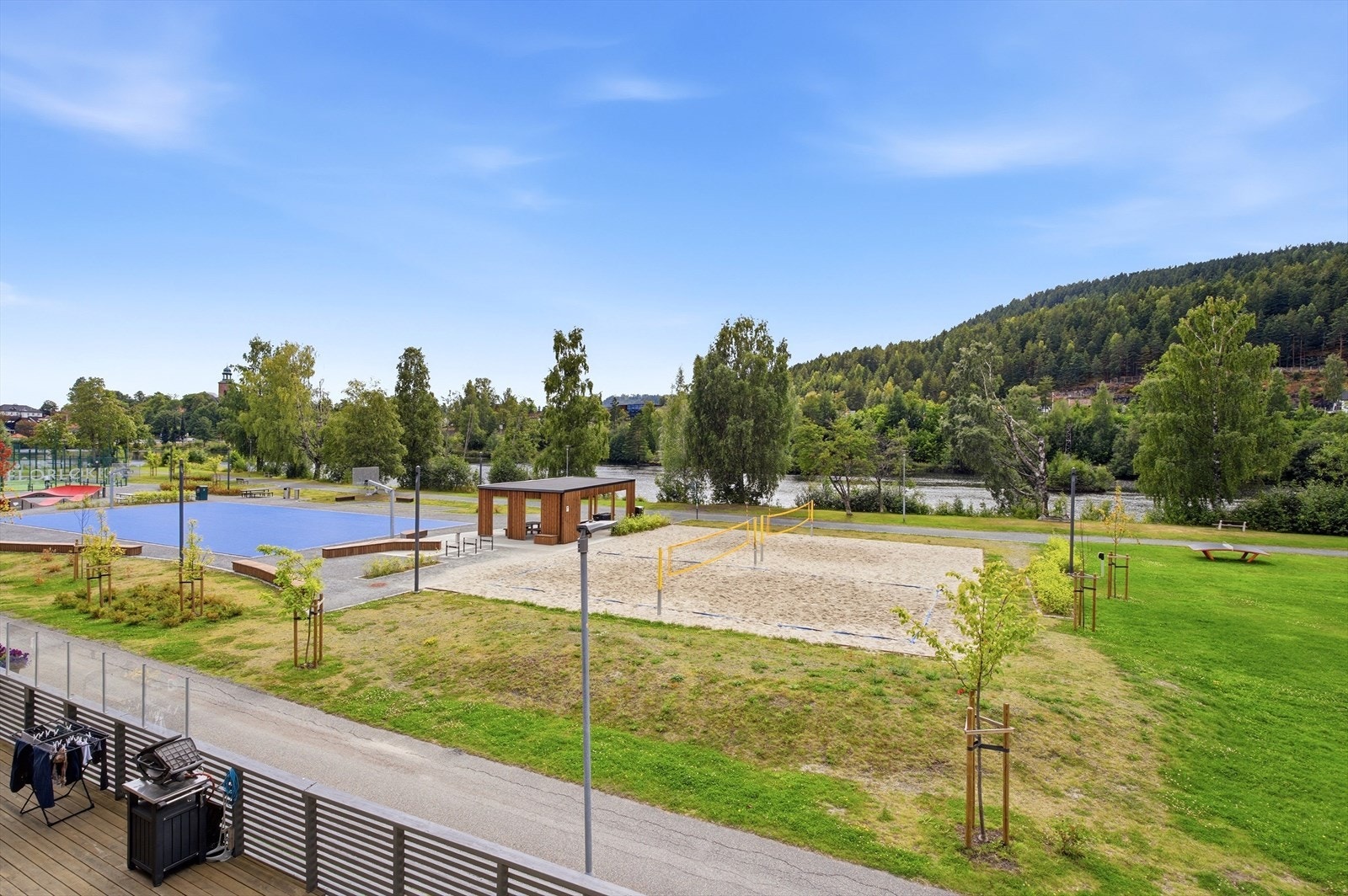 Rett utenfor døren ligger Flåtalandet med sandvolleyballbaner, paddelbaner og store grøntområder. Galleribilde