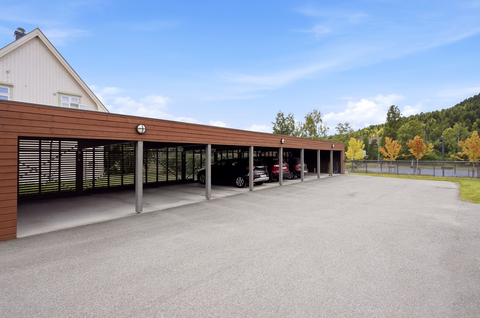 Det medfølger én fast biloppstillingsplass i felles carportanlegg. Galleribilde