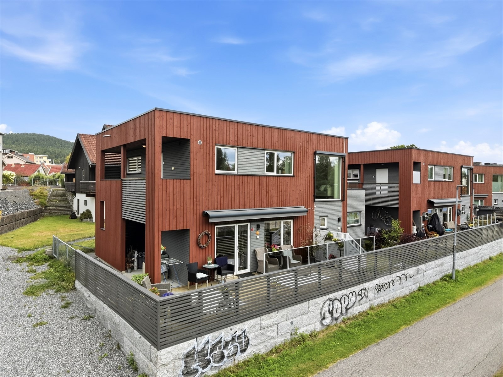 Sameiet Elvebredden består av totalt 8 boligseksjoner og har pent opparbeidede fellesarealer. Galleribilde