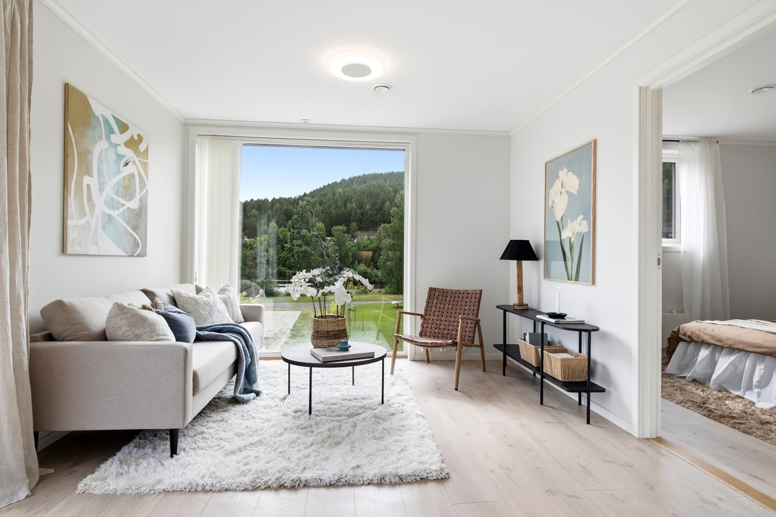 Rommet er lett å møblere med plass til både sofagruppe og spiseplass. Galleribilde