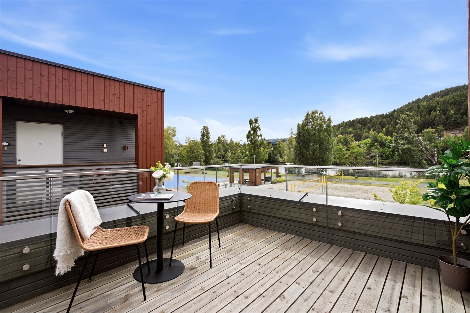 Her er det god plass for en loungegruppe og sosiale sammenkomster. Galleribilde