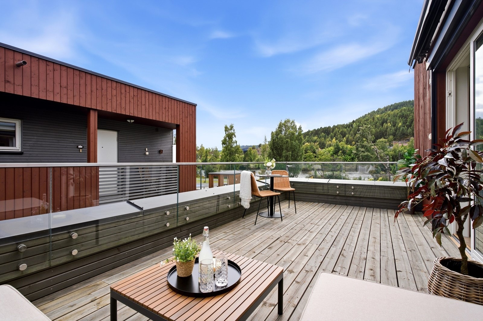 Leiligheten har en romslig balkong på ca. 17 m² med god plass til utemøbler. Galleribilde