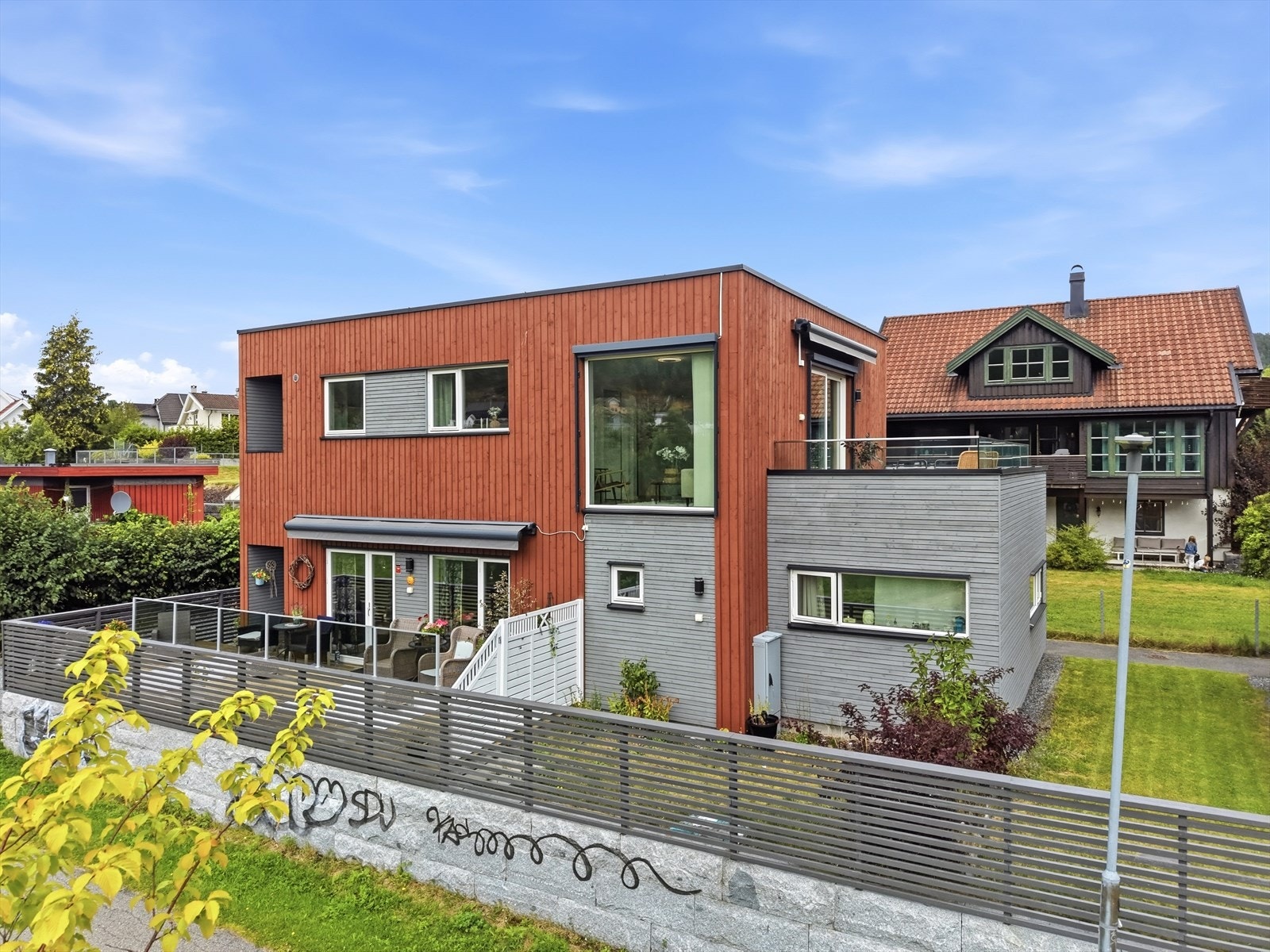 Bygningen har en moderne fasade med stående bordkledning. Galleribilde