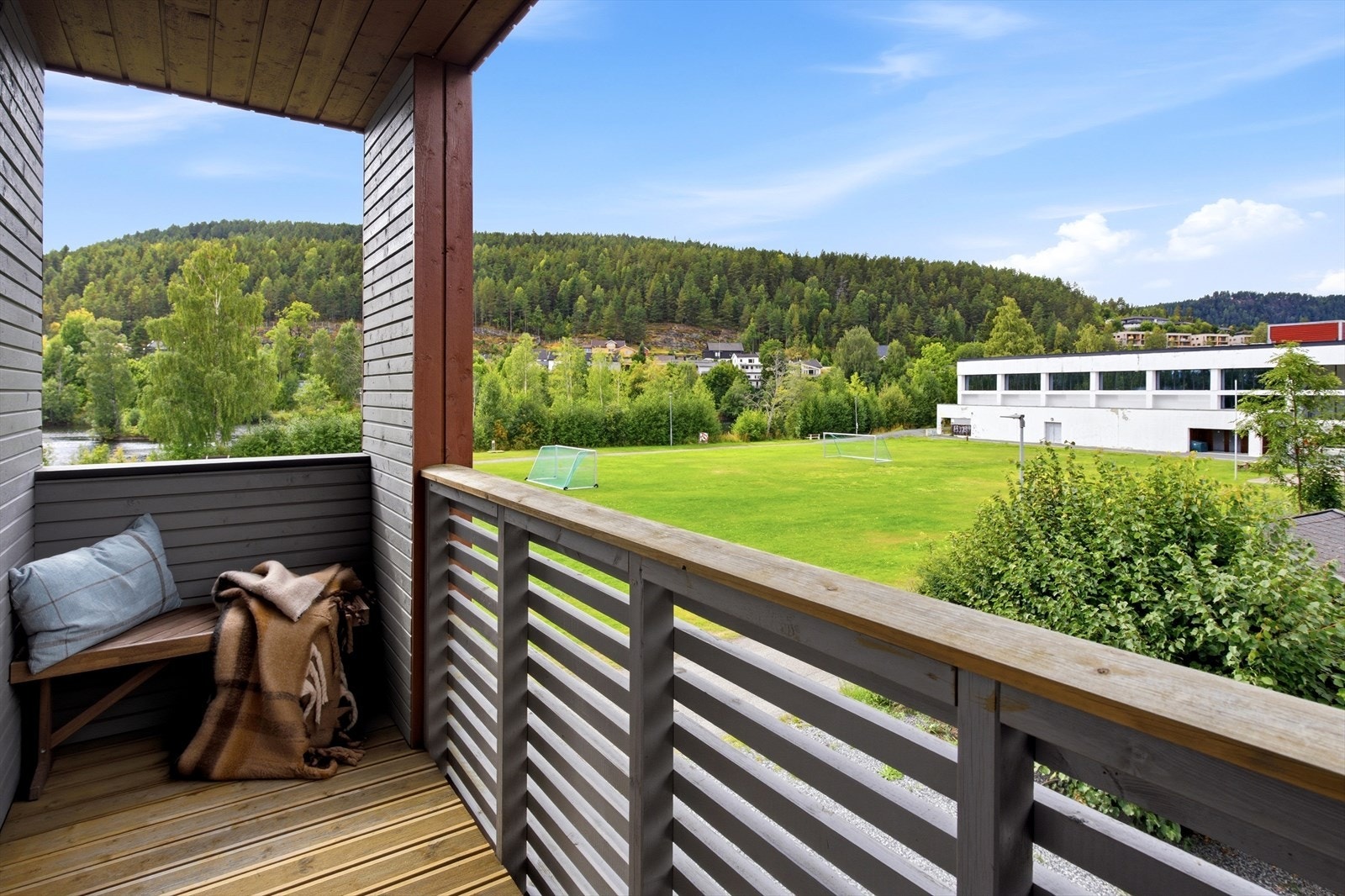 Overbygget inngangsparti med plass til en liten sittebenk. Galleribilde