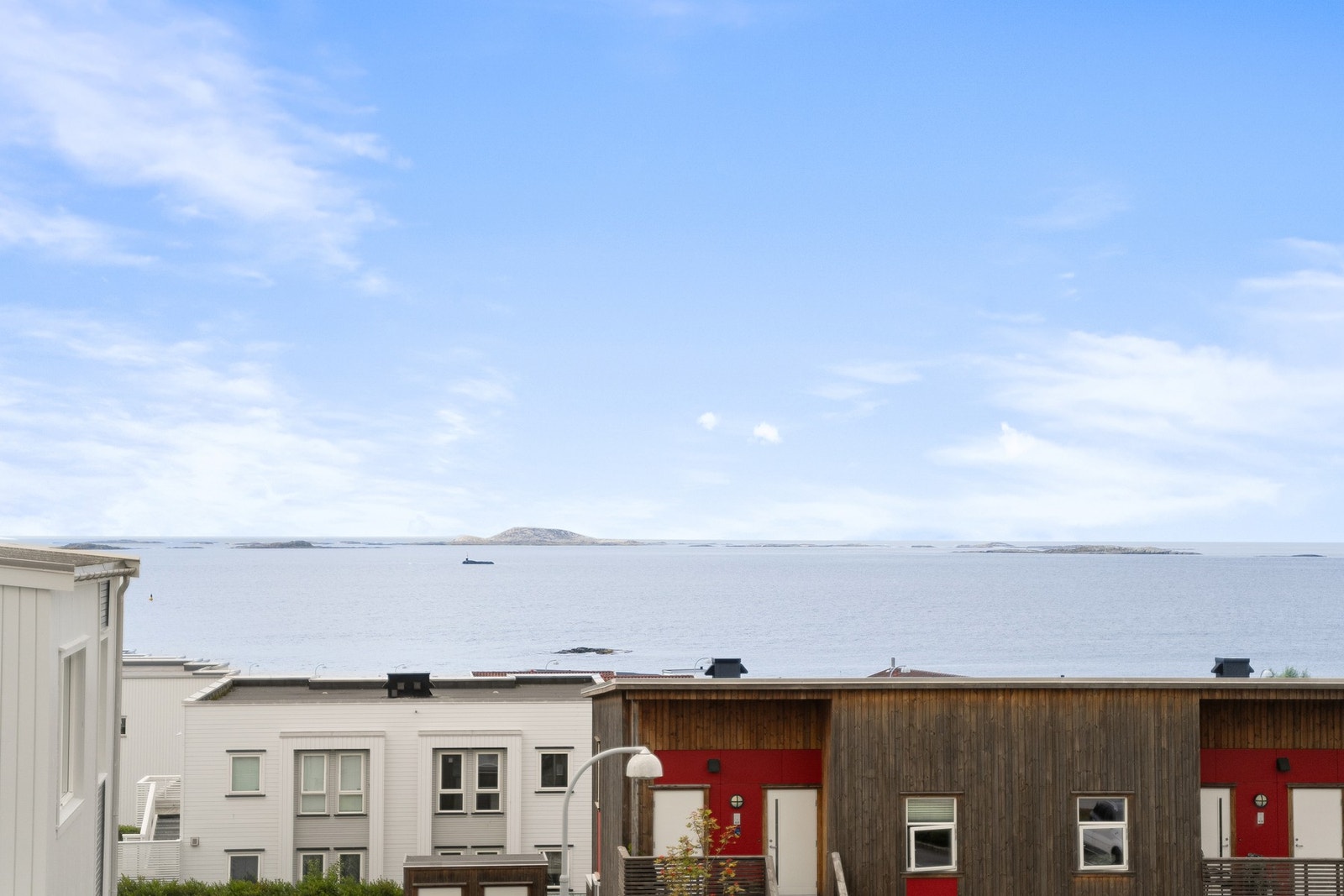 Fra balkongen kan du nyte utsikten mot sjøen. Galleribilde
