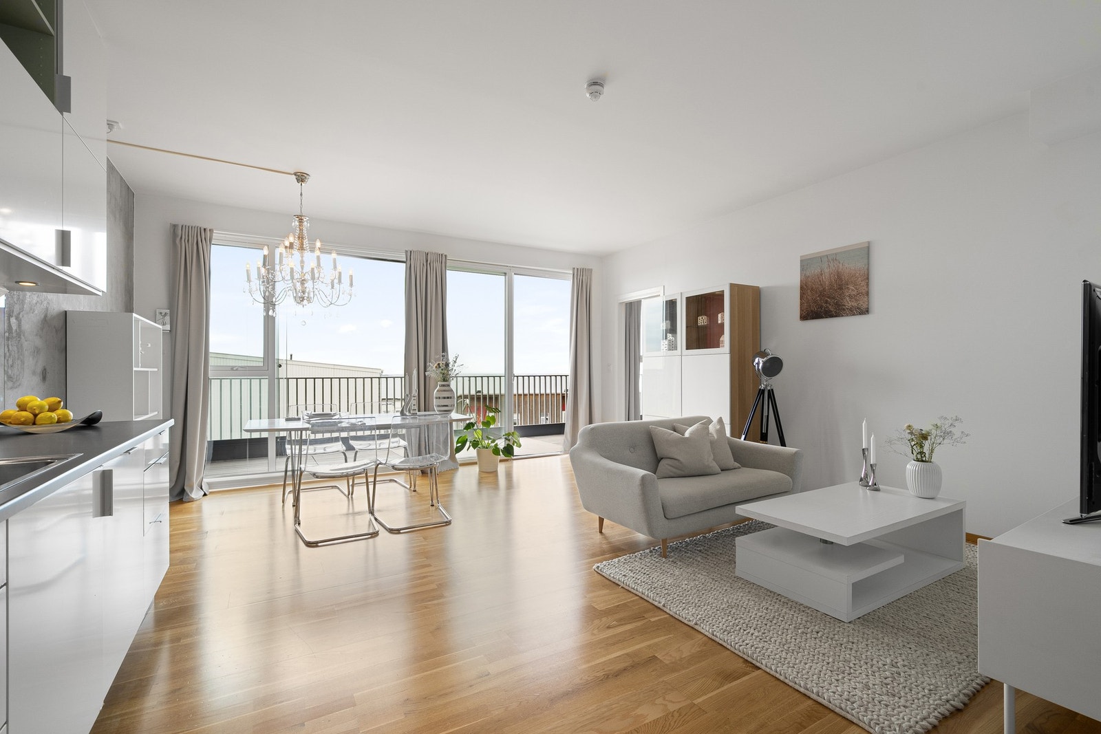 Gjennomgående er parkett på gulv som gir et helhetlig og tidløst preg til boligen. Galleribilde