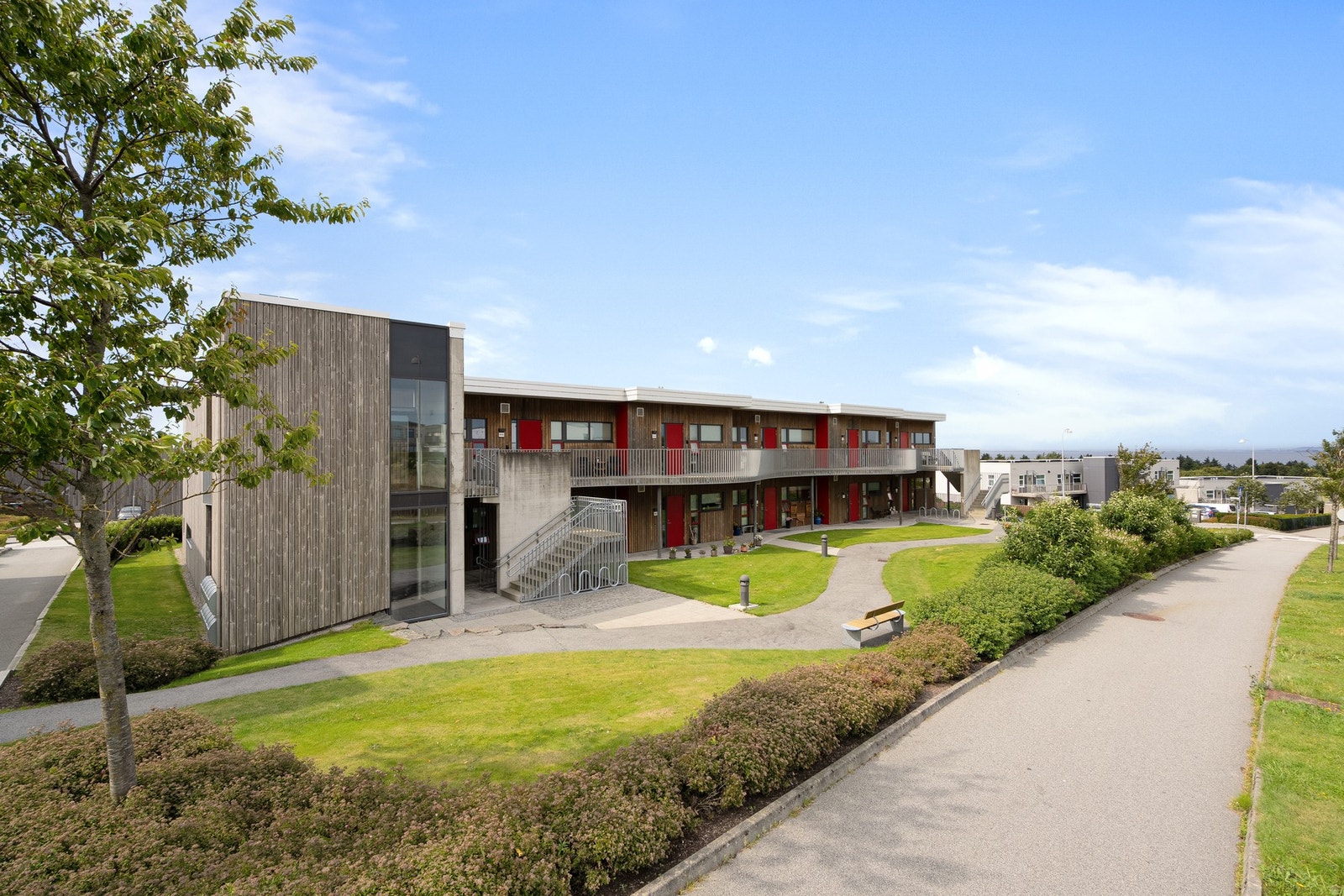Boligen ligger i et rolig og hyggelig boligområde med nærhet til sjøen og flotte turområder. Galleribilde