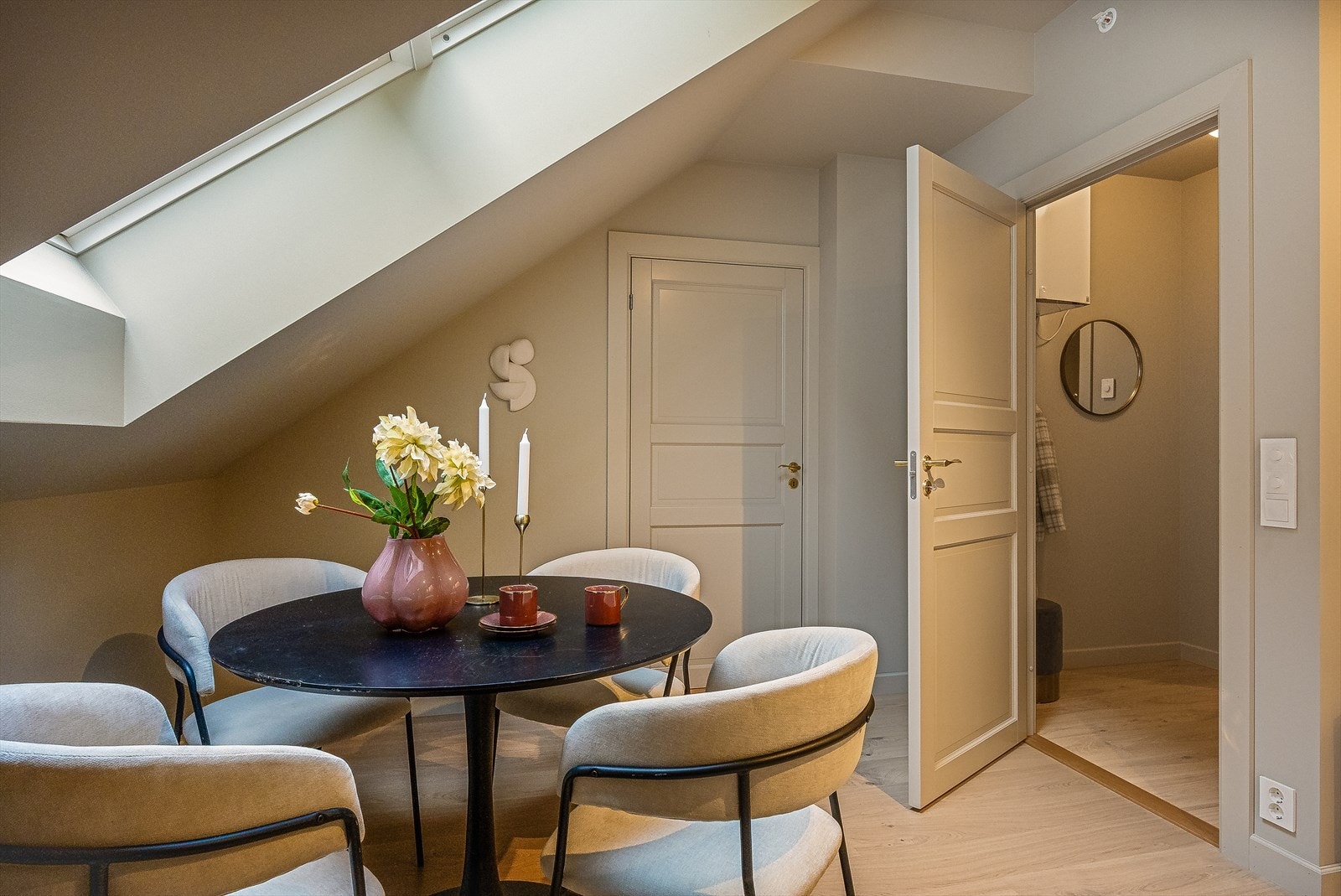 Vegger i leiligheten er malt med soothing beige og står fint til interiør og materialer valgt ellers. Dører, karmer og listverk i leiligheten er malt i tilsvarende farge. Galleribilde