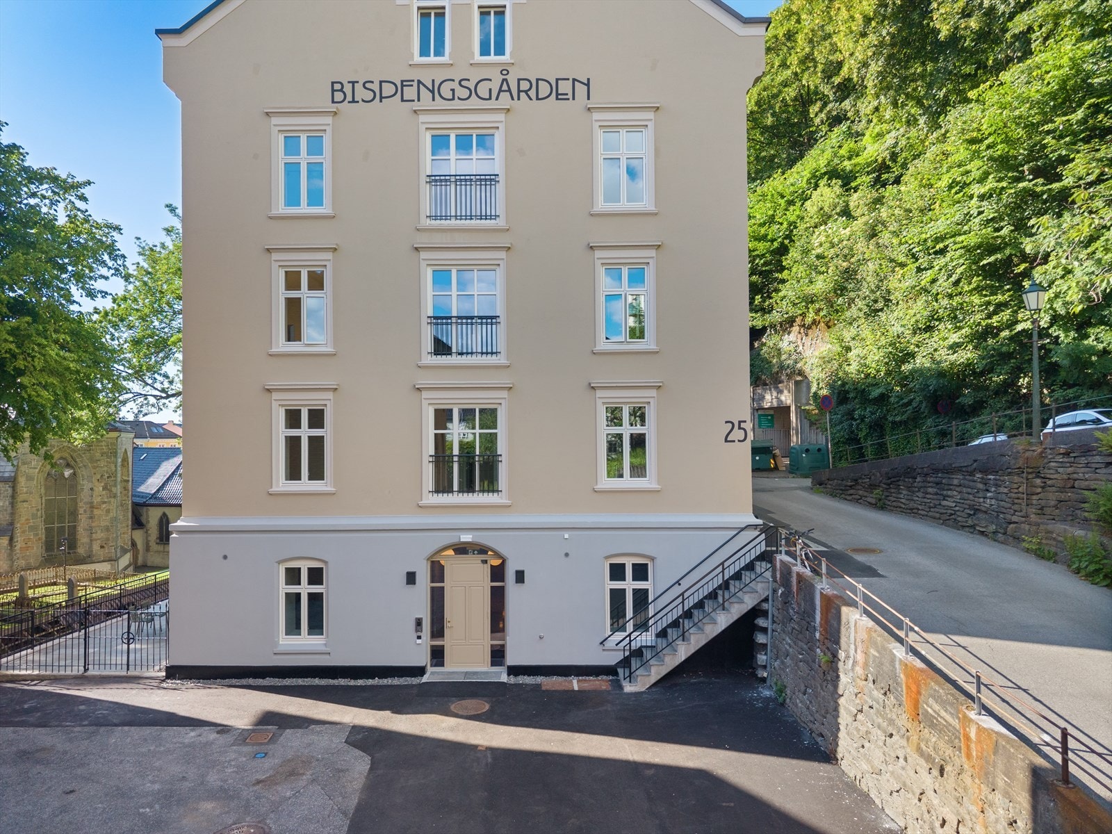 Bygningen ble opprinnelig oppført i 1892, Murgården har tidligere huset bl.a. aldershjem, fagskoler, næringsbygg og er nå totalrenovert i 2026 til sentrumsleiligheter. Galleribilde