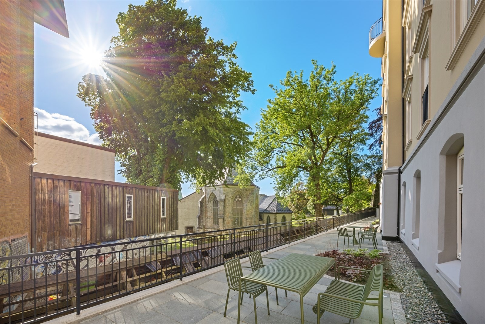 Felles bakgård er lukket med gjerder og portinngang to ulike plasser. Galleribilde