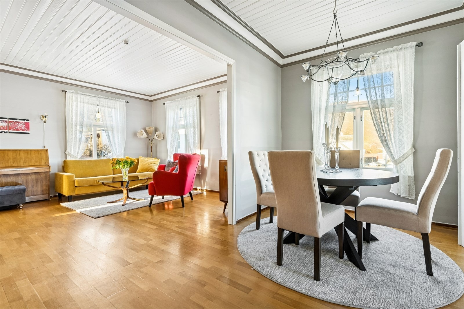 Det er vannbåren varme i gulv og tak på næringsdel som gir god varme til hovedddelen Galleribilde