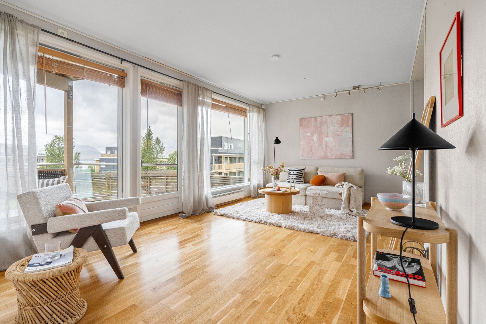 Velkommen inn! Stua har store vindusflater som slipper inn rikelig med naturlig lys og bidrar til en luftig og behagelig romfølelse.