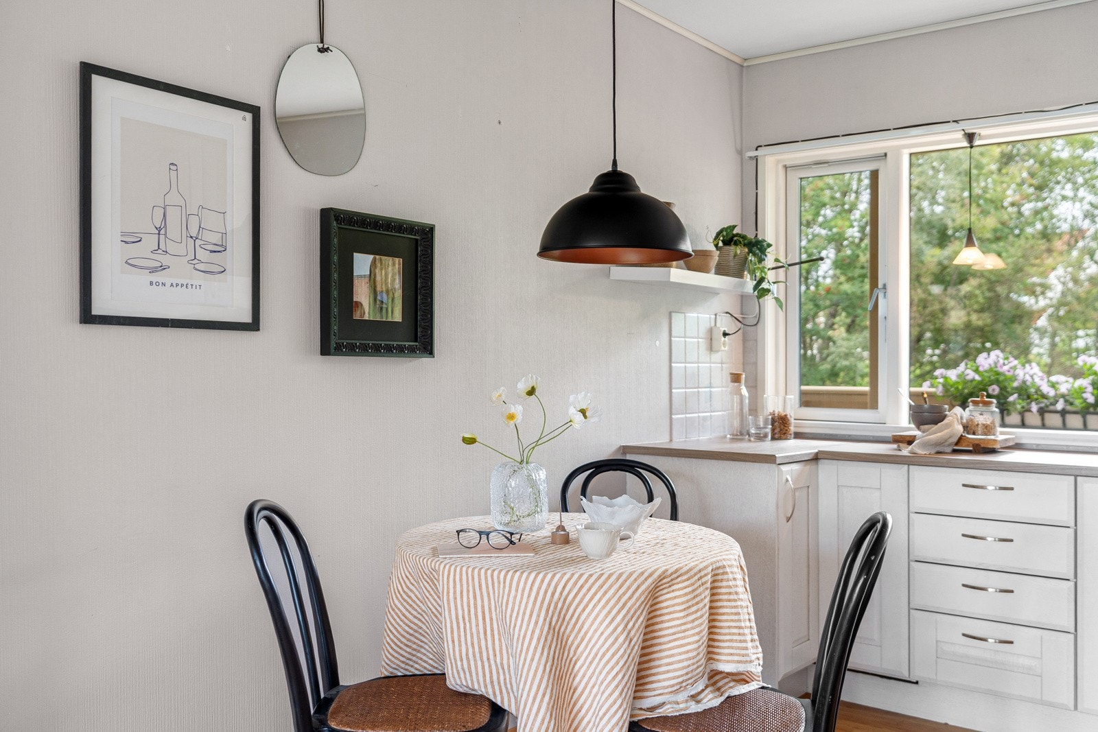 Med plass til en koselig spisegruppe.