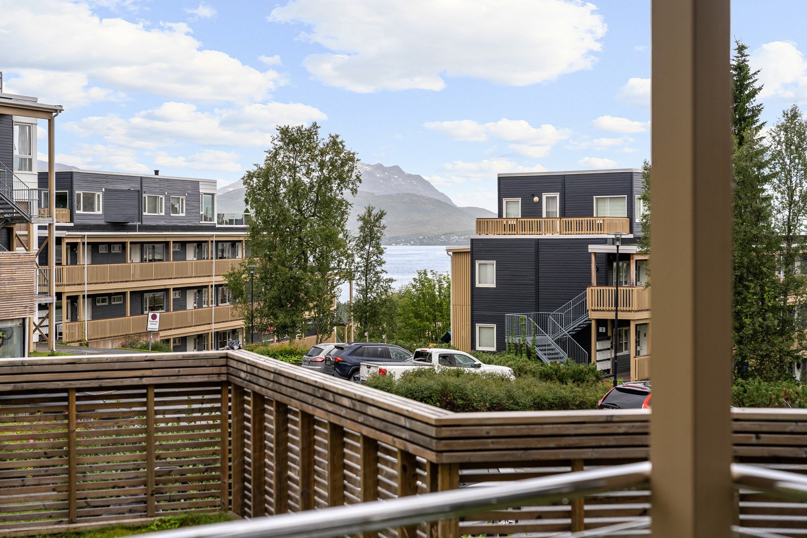 Leiligheten ligge svært pent til i området, og fra balkongen har du utsikt mot Kvaløya. Gode solforhold ettermiddag og kveld!