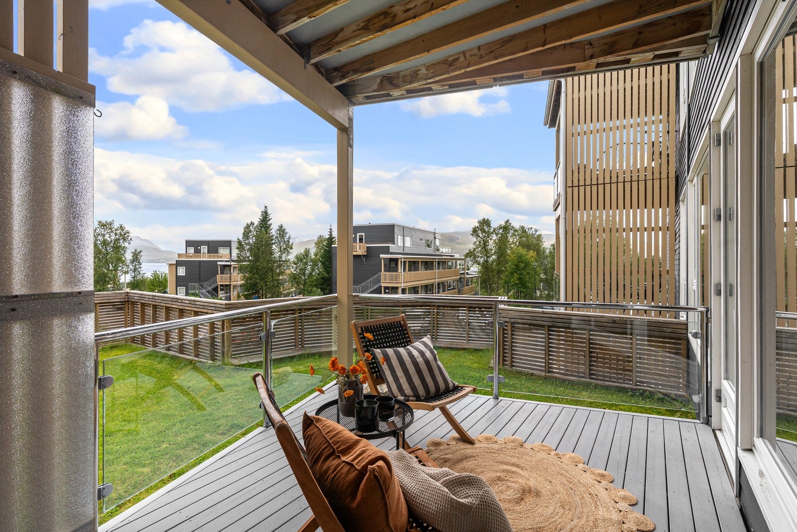 Balkongen har direkte adkomst fra stuen og fungerer som en naturlig forlengelse av oppholdsarealet på varme dager. Her er det god plass til en hyggelig sittegruppe.